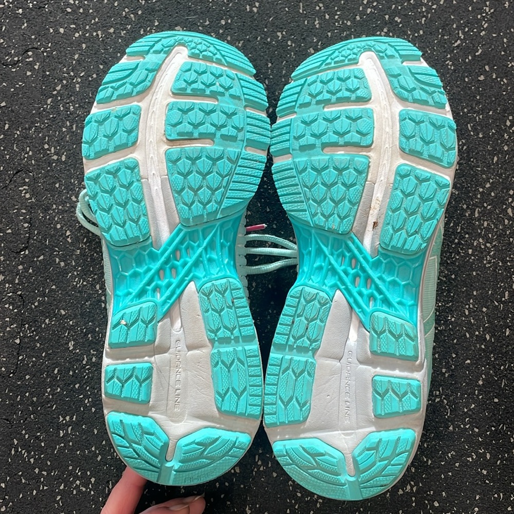 ASICS sneakers 9.5 - Picture 3 of 4